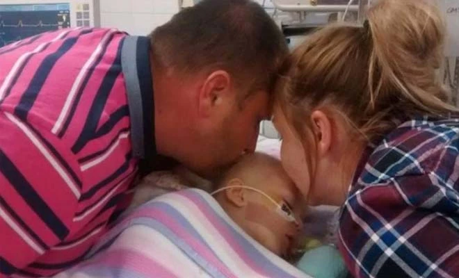 Πήγαν στο κρεβάτι της για να της πουν το τελευταίο αντίο – Τότε νιώθουν κάτι στα χέρια τους
